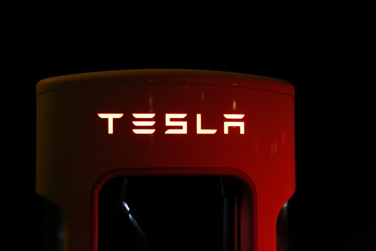 Ex-funcionário da Tesla rejeita US$ 15 milhões em processo de racismo