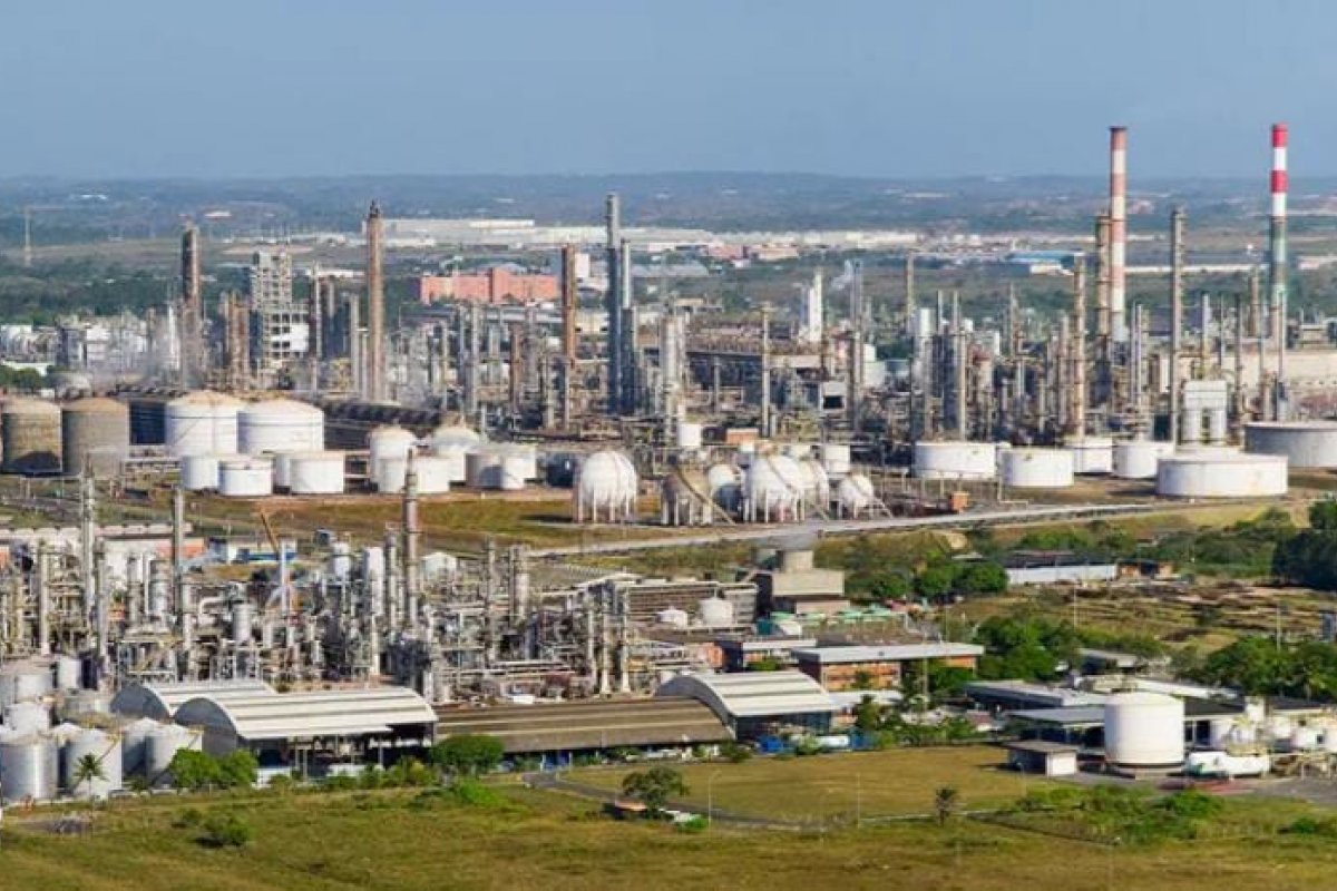 Acidente no Complexo Industrial de Dias D'ávila deixa quatro funcionários feridos