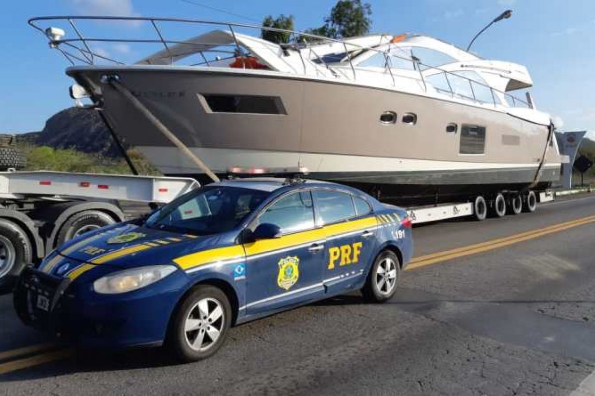 Barco de luxo é apreendido no centro sul da Bahia