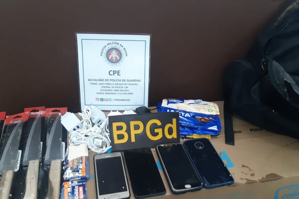 PM apreende celulares e facas que seriam arremessados para dentro de presídio