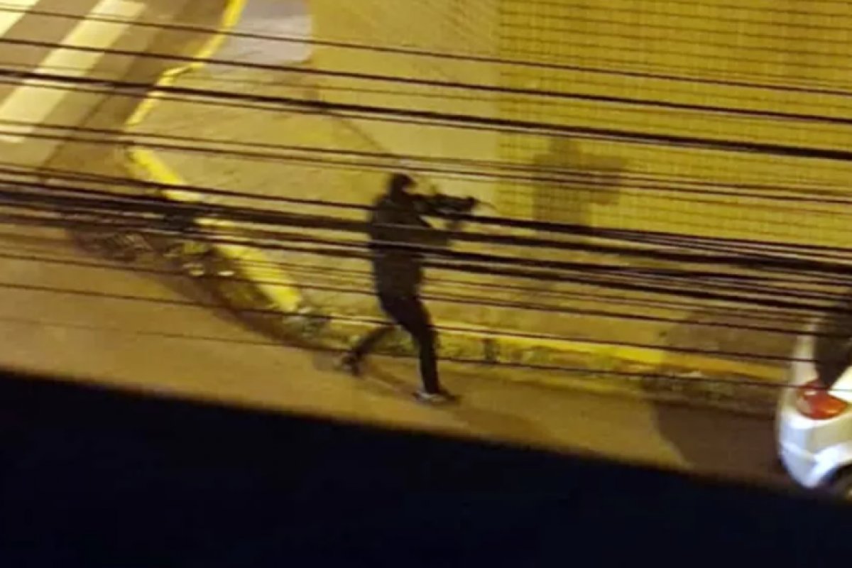 5 ficam feridos após assaltantes atacarem agência da Caixa no Centro de Itajubá (MG)