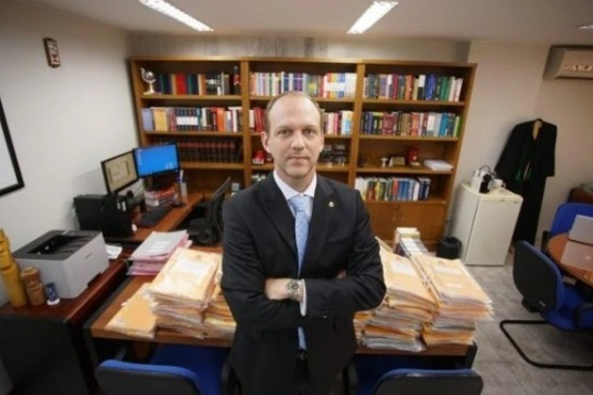 Juiz responsável pela prisão de Milton Ribeiro recebe ameaças de grupos de apoio do ex-ministro