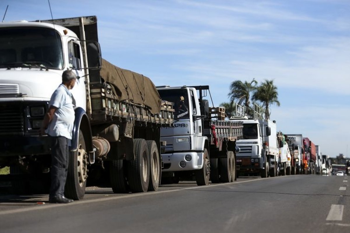 Com voucher de R$ 1 mil para caminhoneiros, PEC dos Combustíveis pode custar R$ 58,2 bi