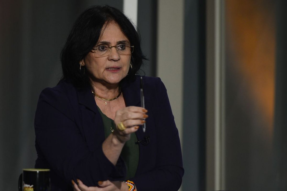 Ex-ministra Damares Alves é internada com broncopneumonia