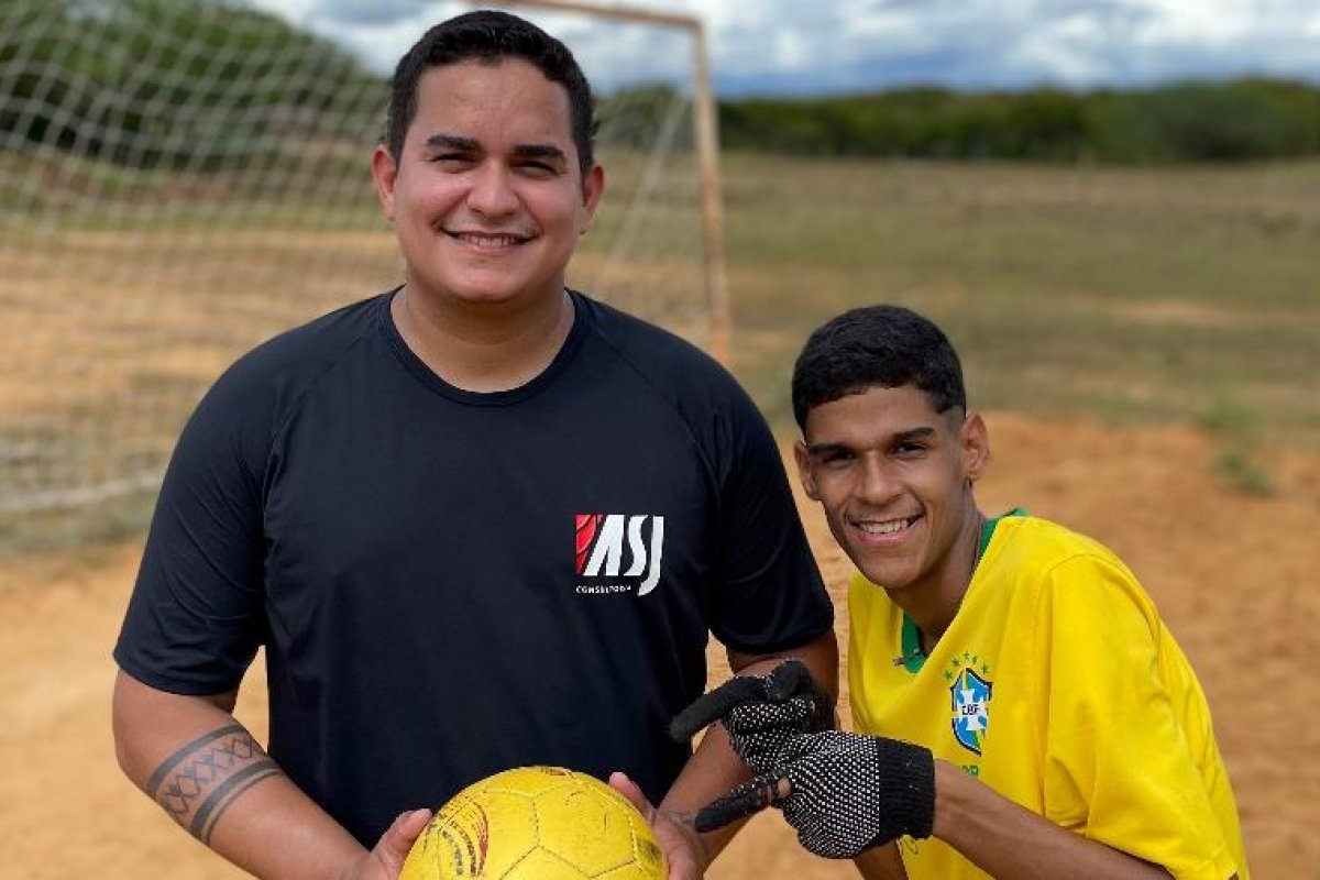 Empresário de Luva de Pedreiro diz que influenciador tem R$ 2 milhões para receber