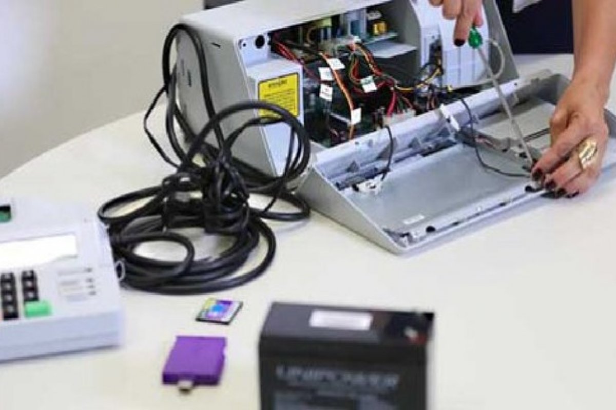 TSE abre urna eletrônica em uma rede social e mostra como ela funciona