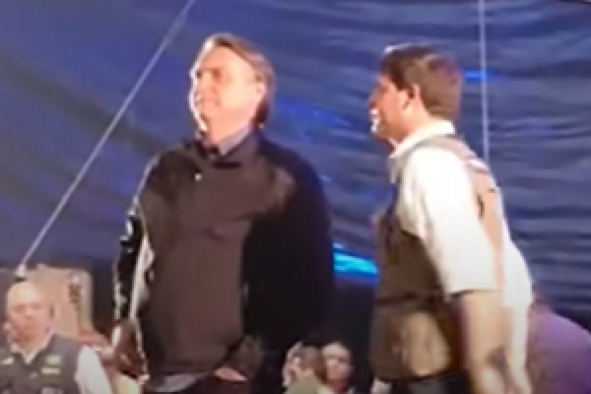 Vídeo: Bolsonaro é recebido com aplausos durante passeio por Caruaru