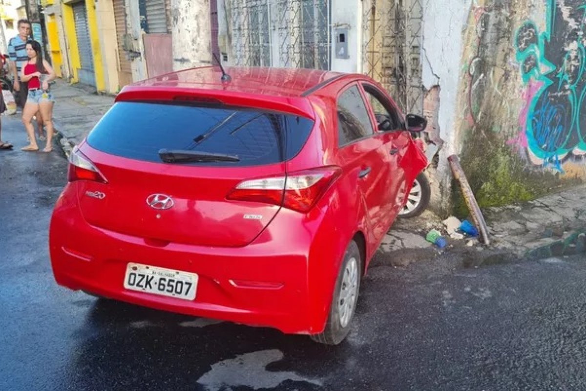 Após perder controle da direção do carro, motorista invade casa no bairro do Uruguai