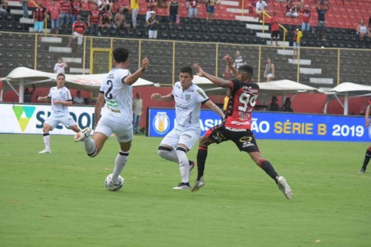 Vitória decepciona e volta a empatar no Barradão