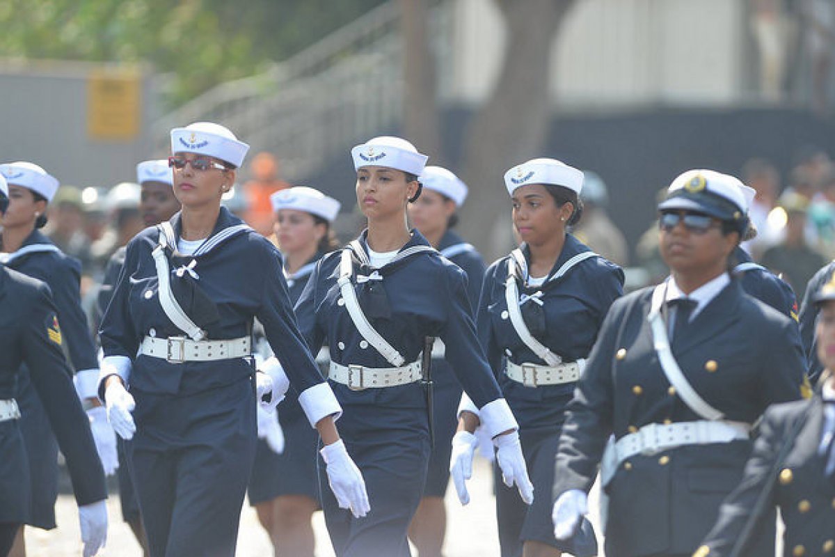 Marinha veta mulher trans aprovada em 1º lugar sob alegação de deficiência hormonal