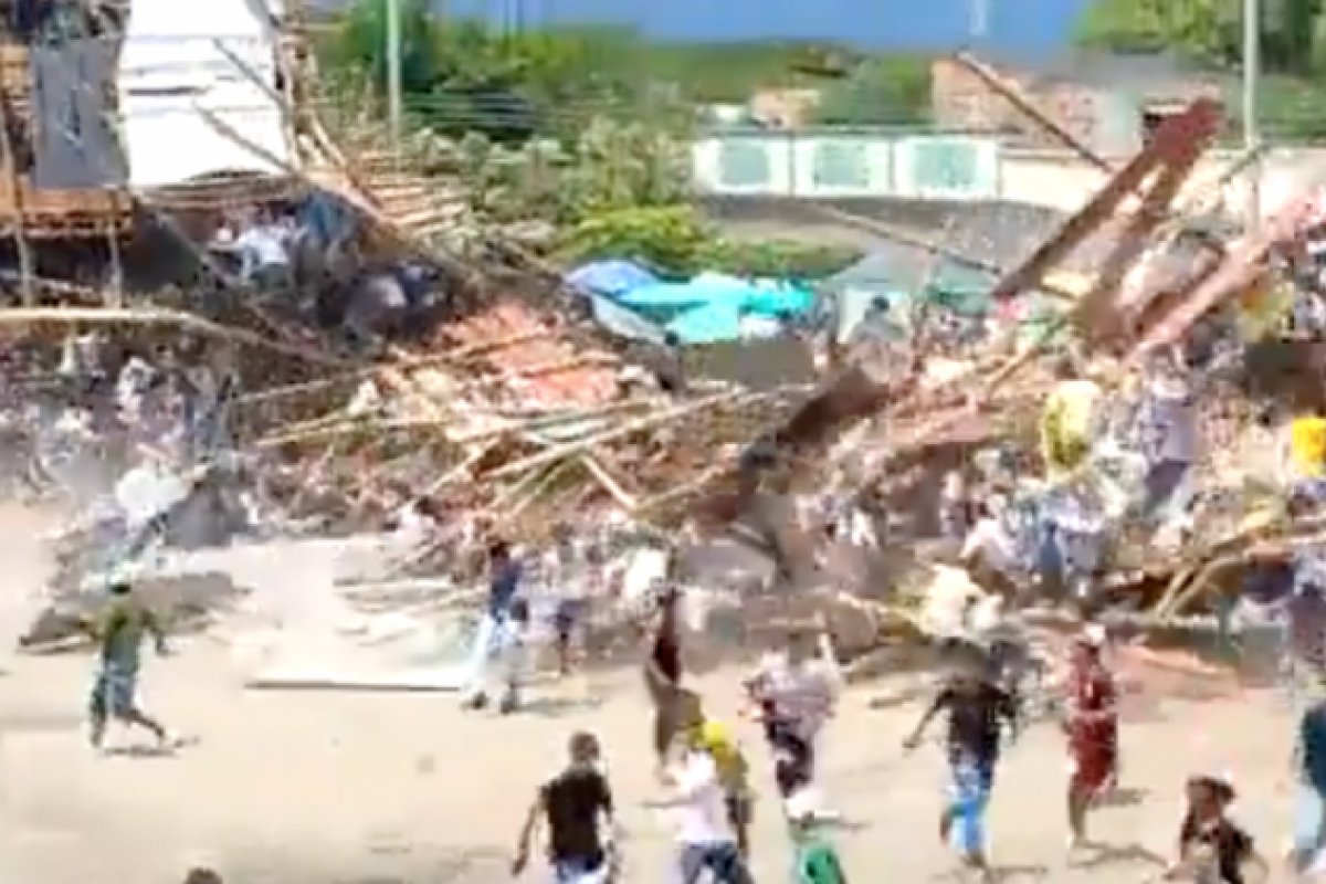 Vídeo: Arquibancada desaba na Colômbia e provoca morte de cinco pessoas