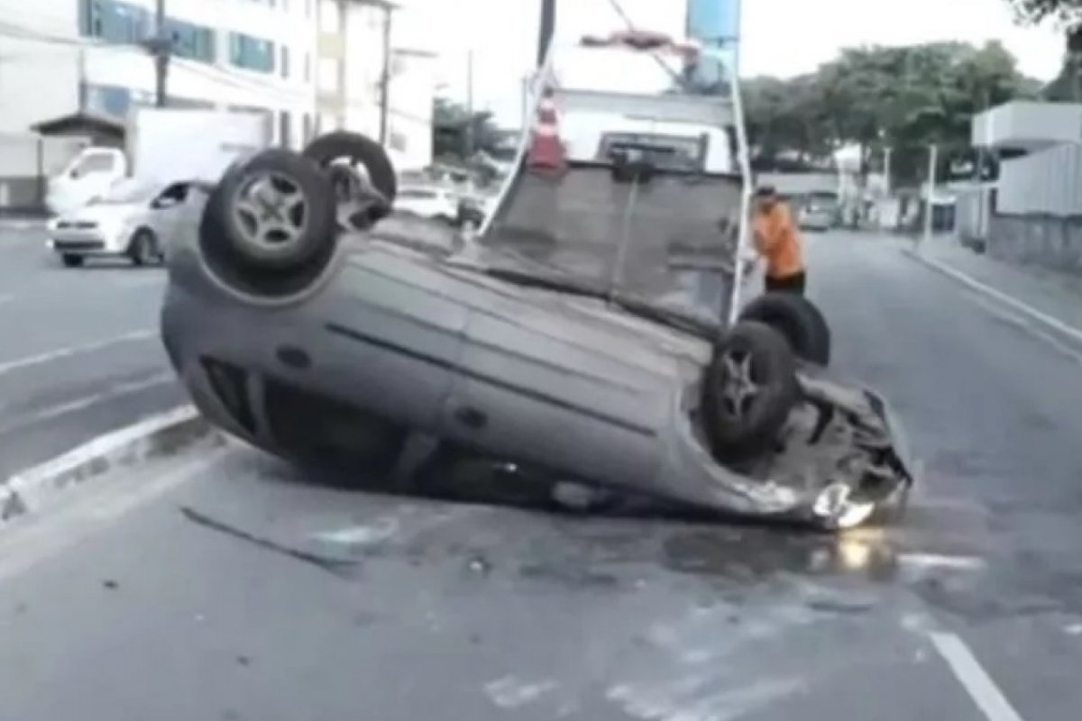 Carro capota na em avenida no Cabula, bairro de Salvador