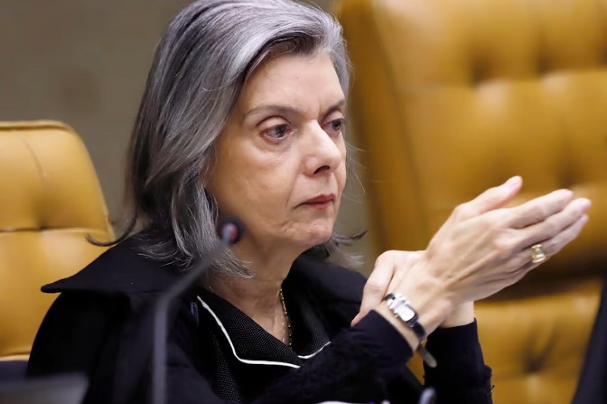 Cármen Lúcia manda PGR se manifestar em pedido para investigar Bolsonaro