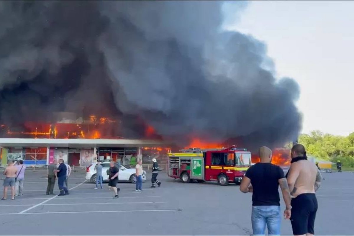 Vídeo: míssil atinge shopping movimentado na Ucrânia, deixando mortos e feridos
