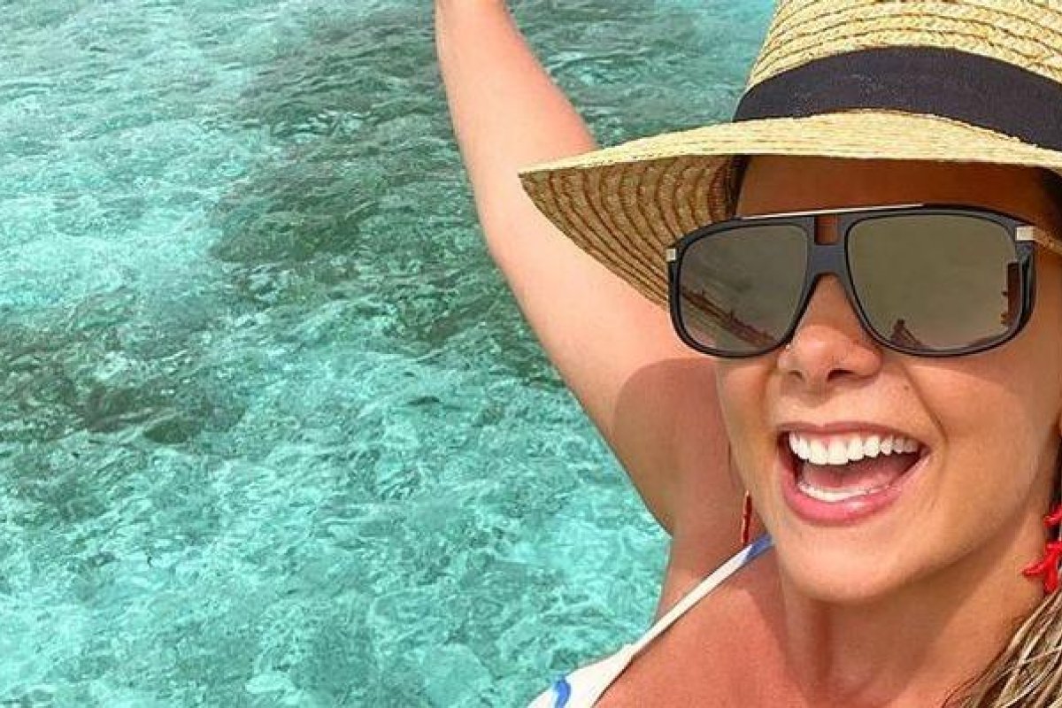 Nas Ilhas Maldivas, Carla Perez esbanja corpão em clique de biquíni