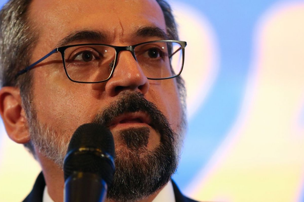 Weintraub diz que é 'hora de desmascarar quem domina o Exército Brasileiro'