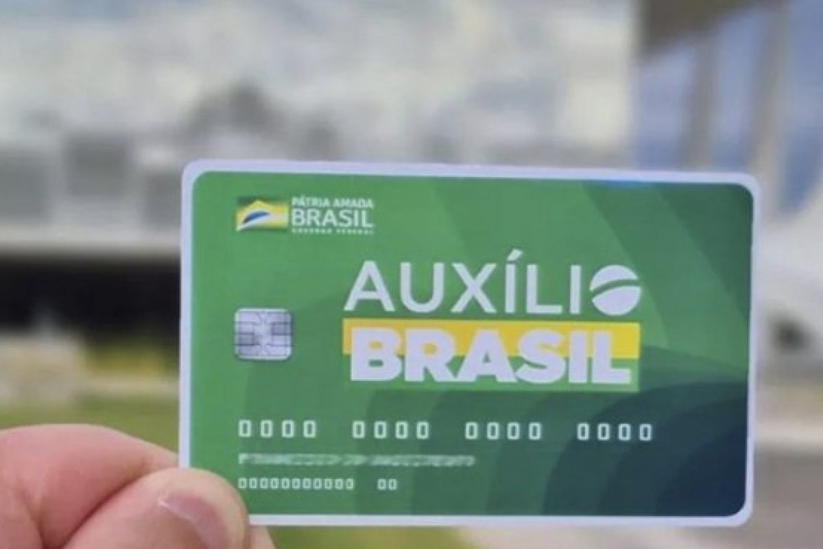 Beneficiários do Auxílio Brasil terão cartão com chip e função para débito