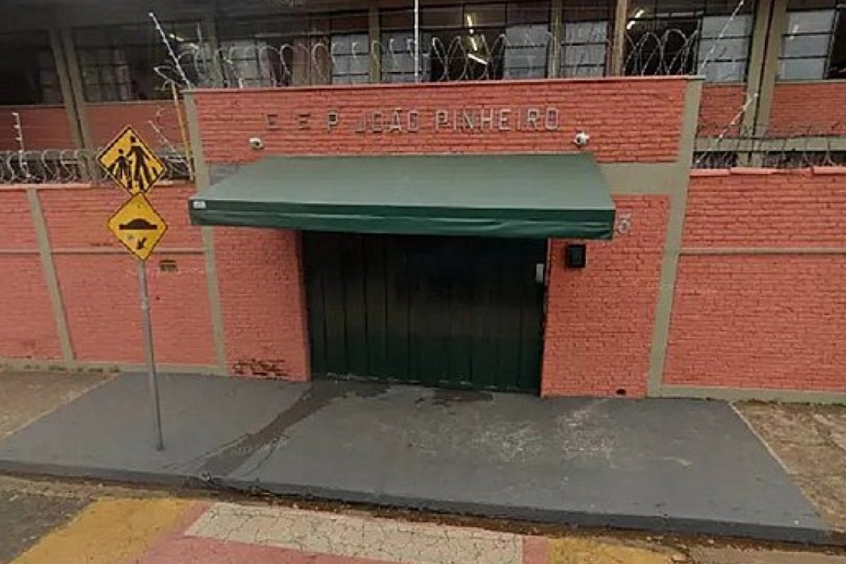 Filho apanha dos pais por dois dias e foge de casa após ser suspenso da escola