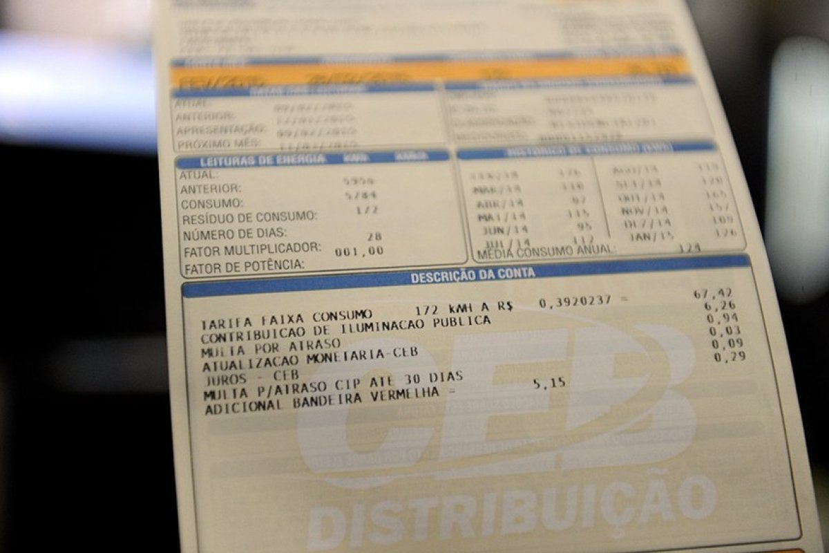 Bolsonaro sanciona lei que pode baratear conta de luz