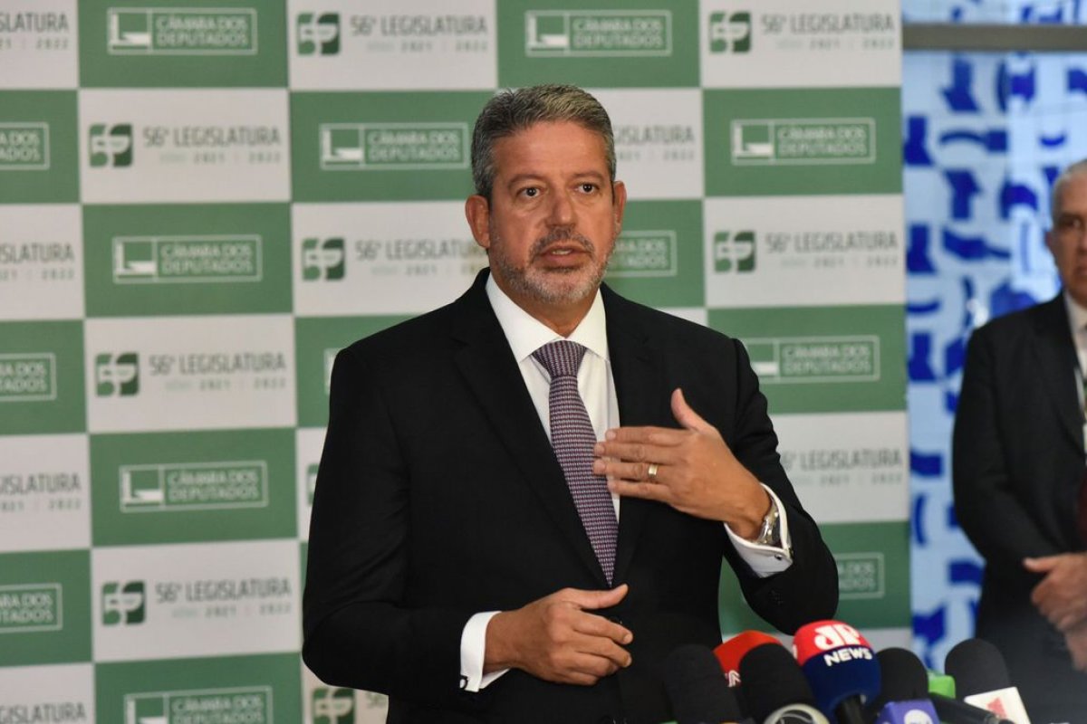 Vale-gás pode ser mensal com PEC dos Combustíveis, projeta presidente da Câmara