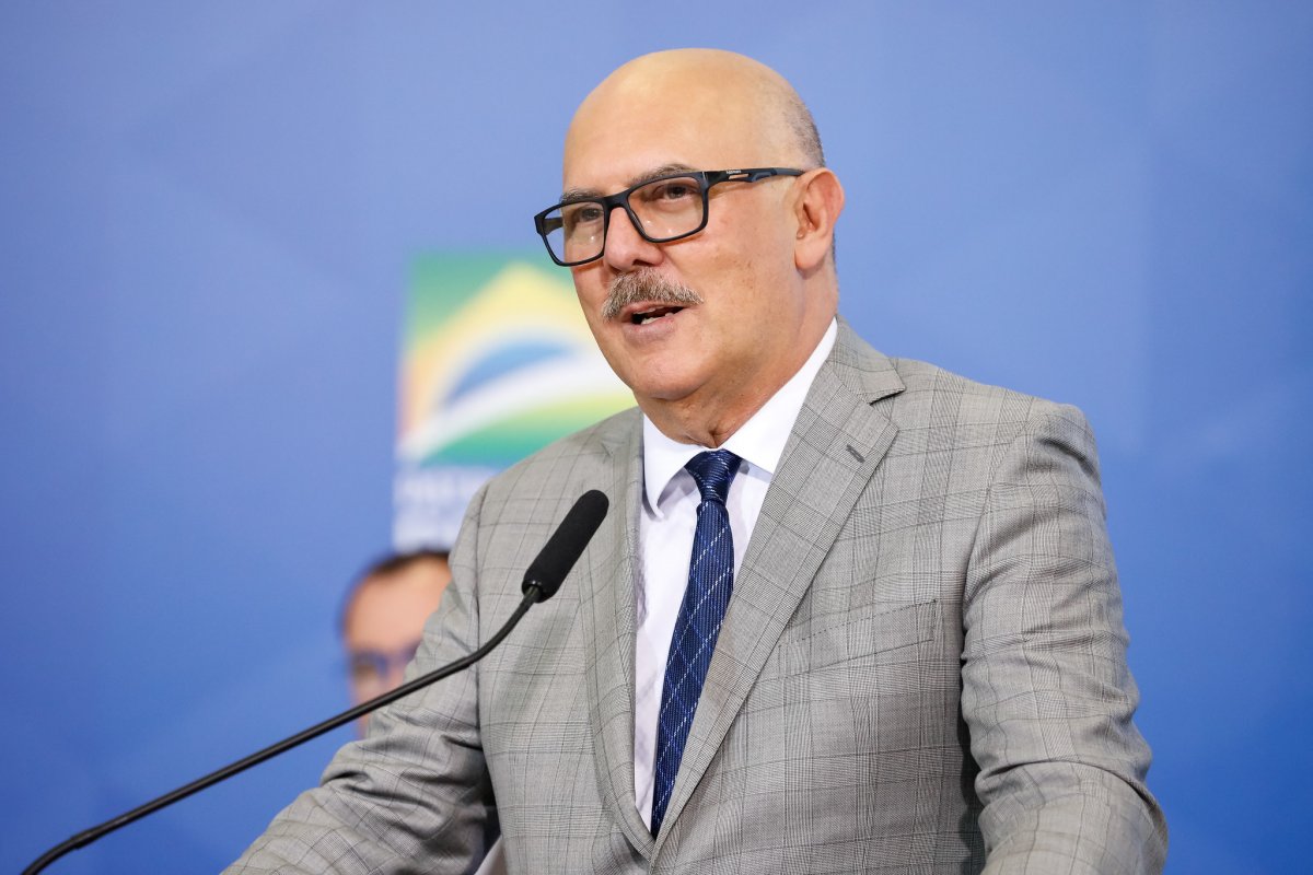 Advogado de Milton Ribeiro pede que TRF anule decisão de 1ª instância que o levou para prisão