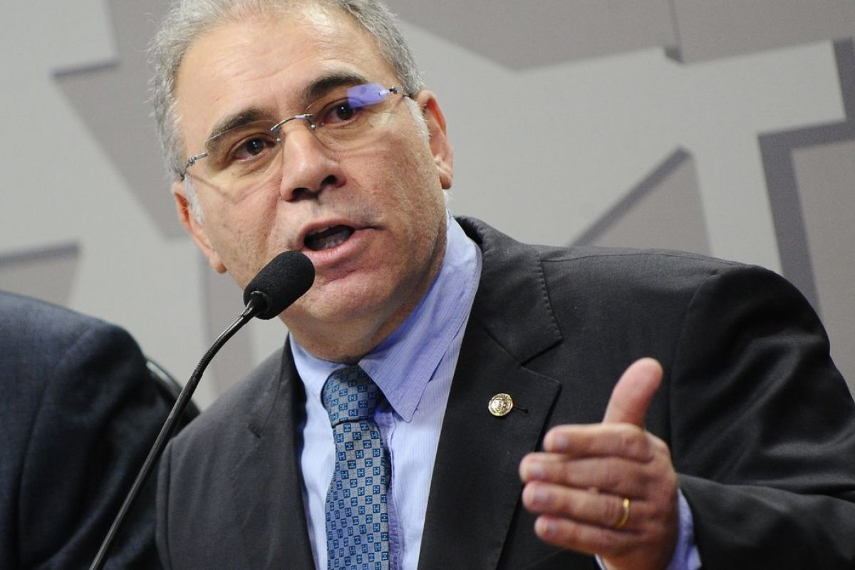 Câmara convida Queiroga a esclarecer atuação de seu filho em relação liberação de recursos do Ministério da Saúde