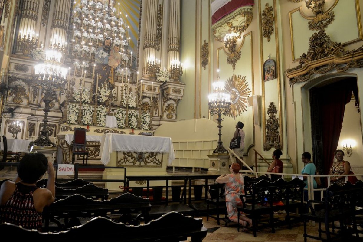 Pesquisa Datafolha revela que 1 a cada 5 eleitores religiosos recebem instruções de voto