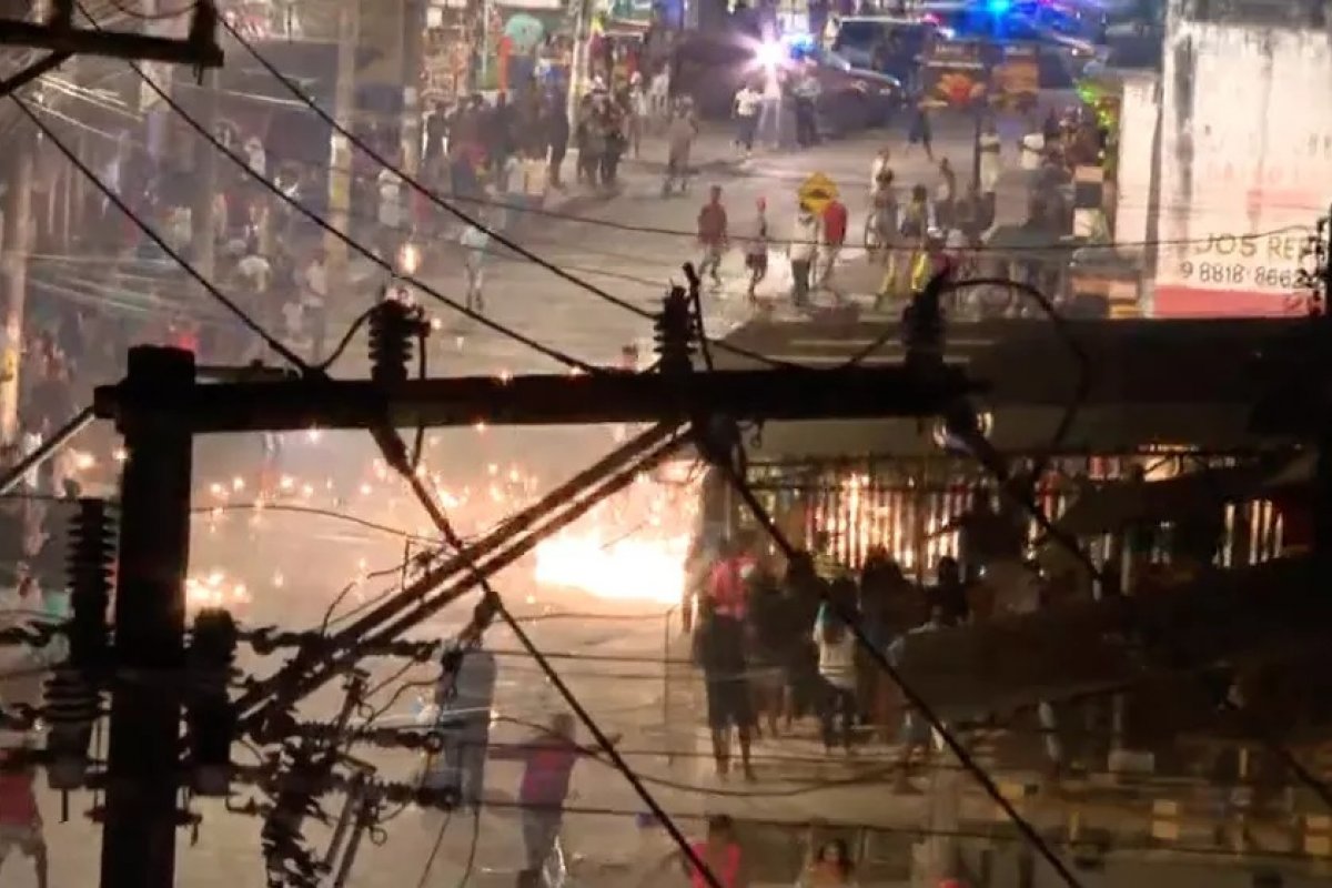 Guerra de espadas e de fogos de artifícios assustam moradores de Itapuã, em Salvador