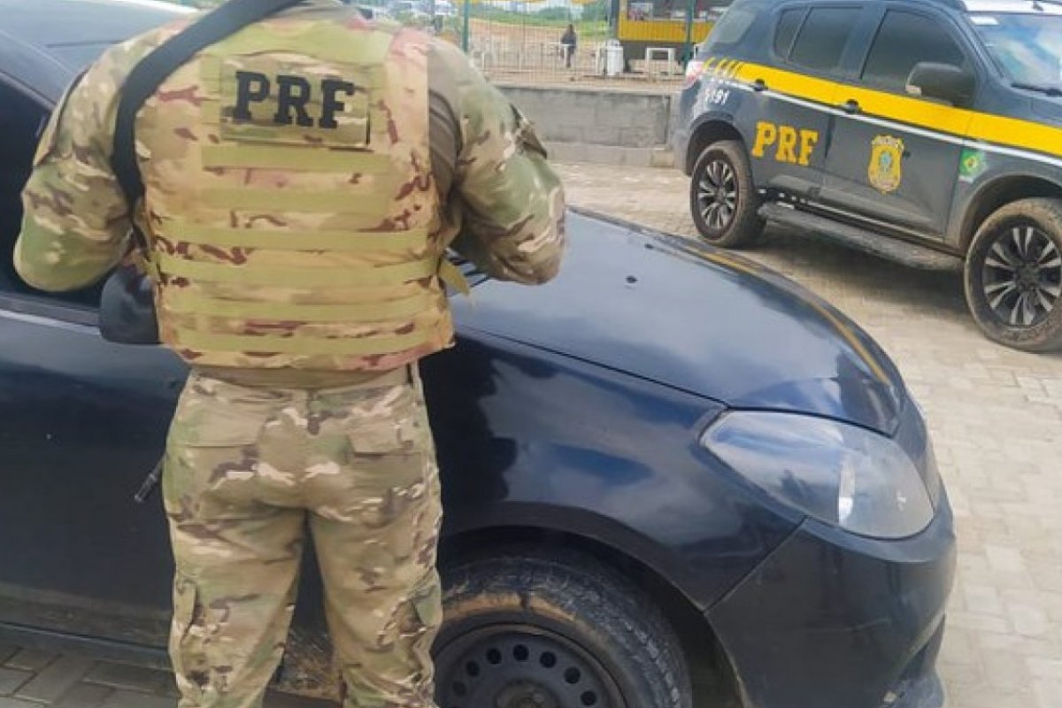 Veículo roubado em Alagoas é recuperado pela PRF na Bahia
