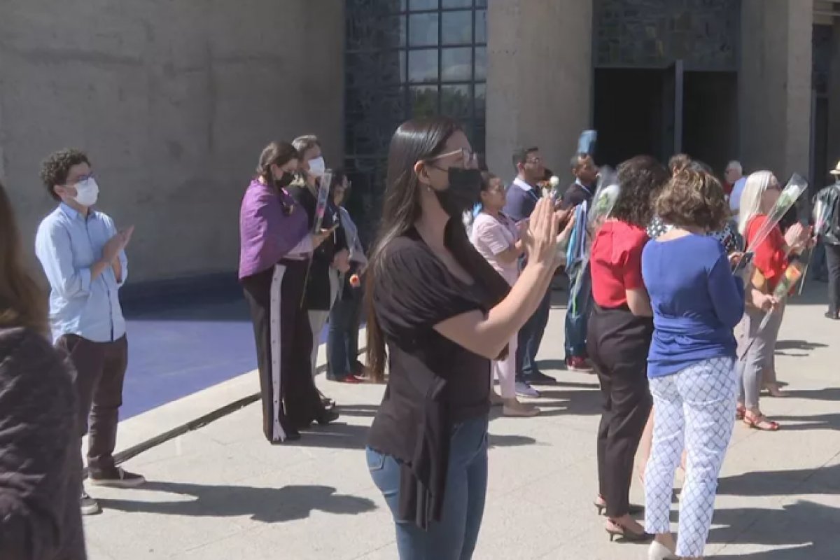 Funcionários da Caixa fazem protesto contra Pedro Guimarães em frente à sede do banco