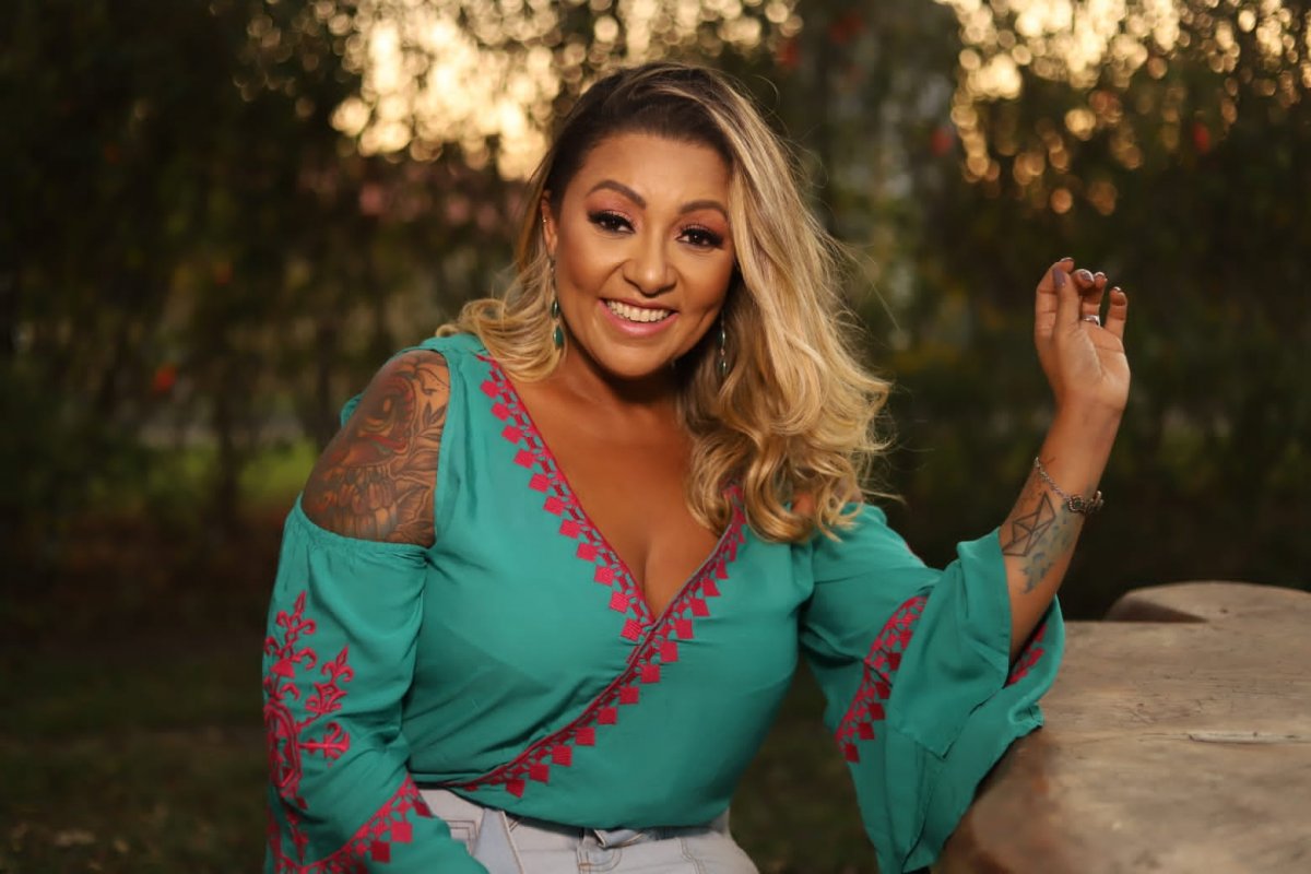 Conheça a cantora Mara Ribeiro: a voz romântica da Bahia!