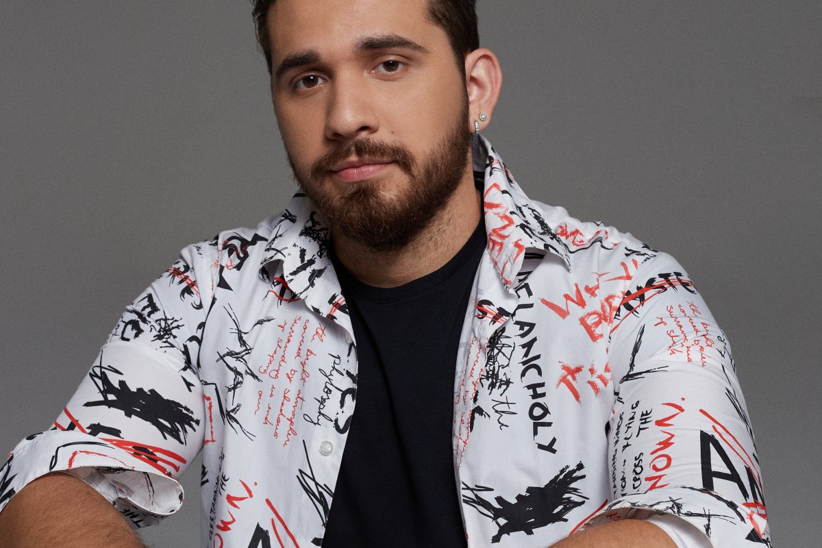 Gustavo Mioto completa 10 anos de carreira nesta quarta-feira (29) e comemora com música entre as mais tocadas na história do Spotify