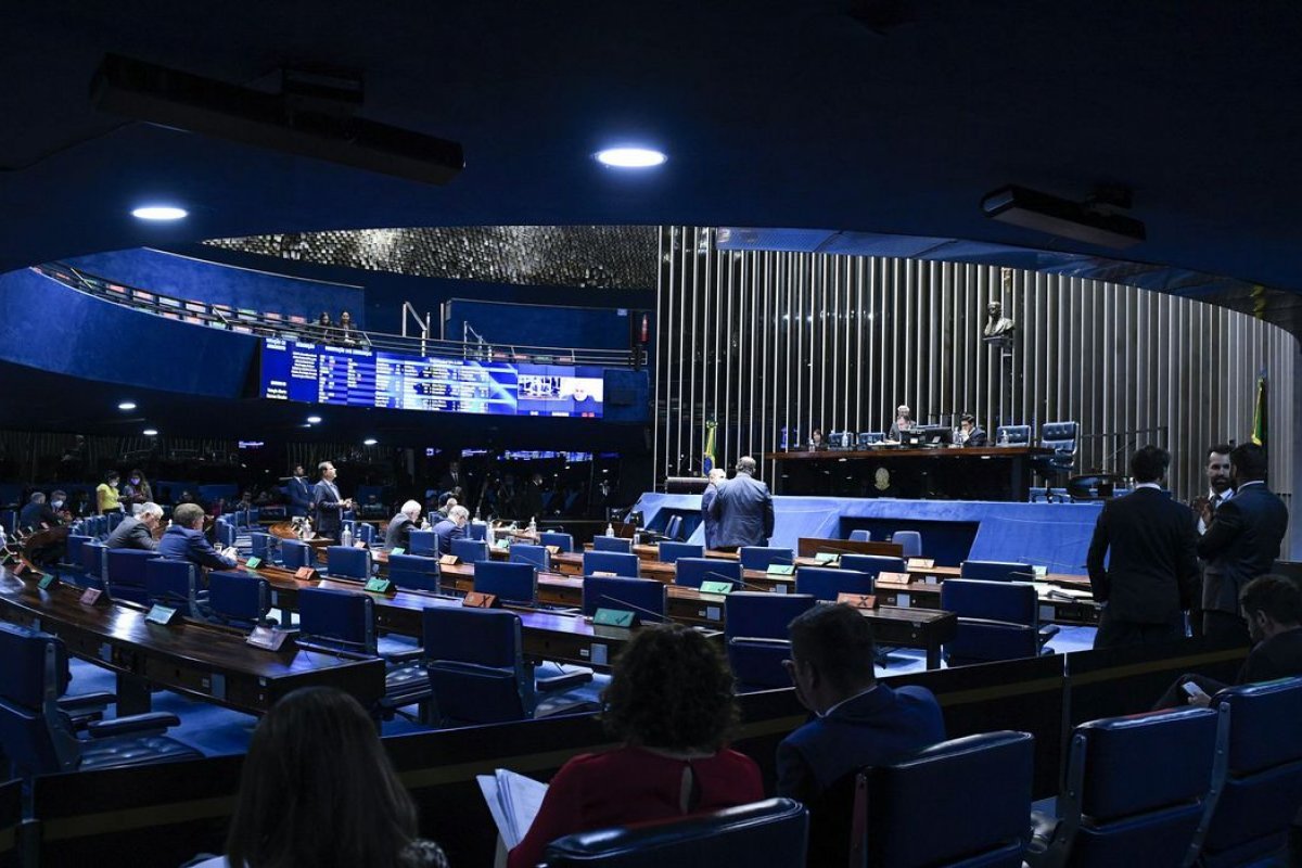 Senado adia votação de PEC que turbina auxílios e cria benefícios