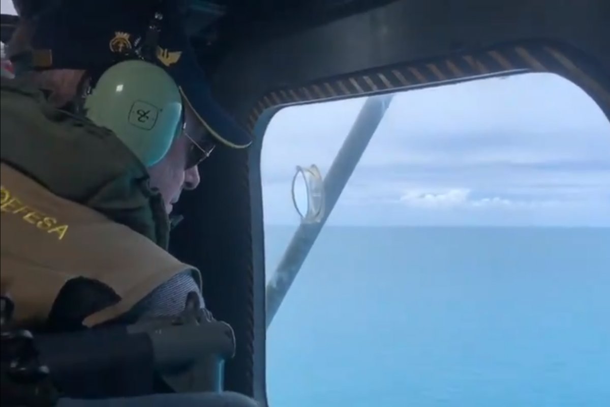 Ministro da Defesa sobrevoa Abrolhos e acompanha limpeza de áreas contaminadas