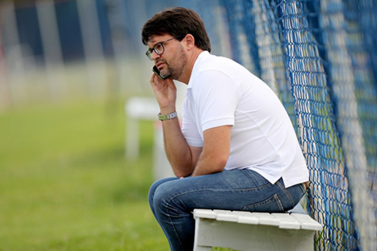 Alô? Jura? Caramba! É mesmo?  "Carvalho"'que bapho!!