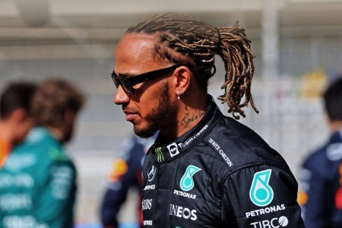 Lewis Hamilton chama atenção para voz dada a “vozes antigas” da F1
