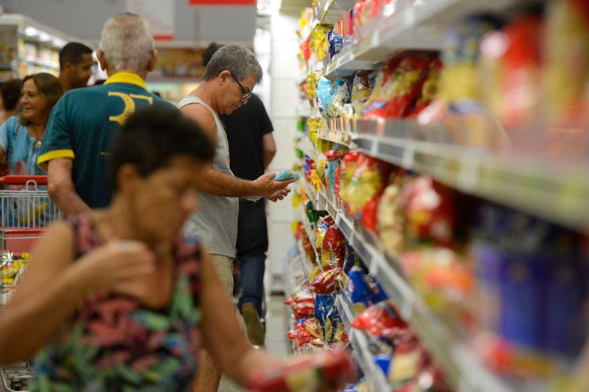 Com alta da inflação, 65% dos brasileiros estão optando por marcas mais baratas