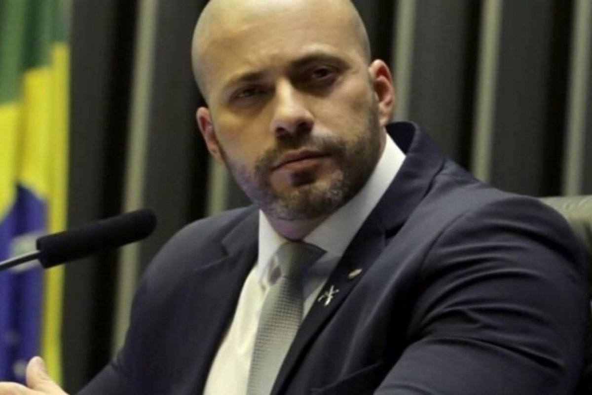 Daniel Silveira vai receber medalha concedida a pessoas que contribuem para literatura