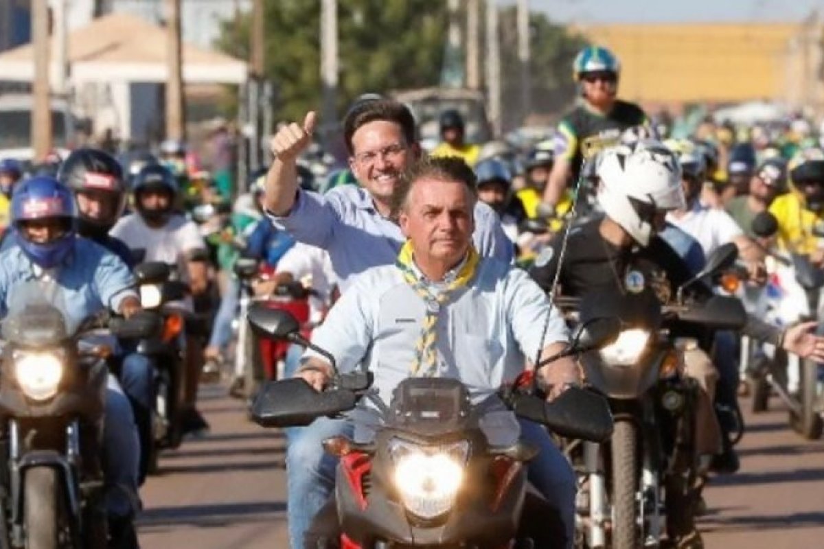 Vídeo: Bolsonaro realiza motociata ao lado de Roma em Feira de Santana