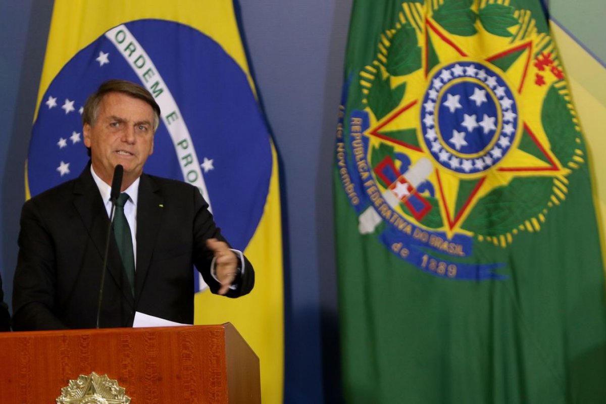 Bolsonaro terá 10 dias para explicar teto do ICMS sobre combustível ao STF