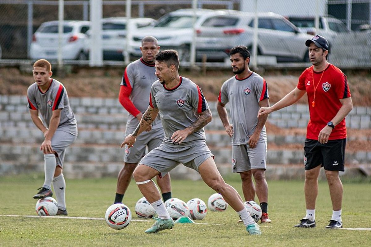 Na porta da zona de rebaixamento, Vitória precisa vencer Figueirense no Barradão hoje (2)