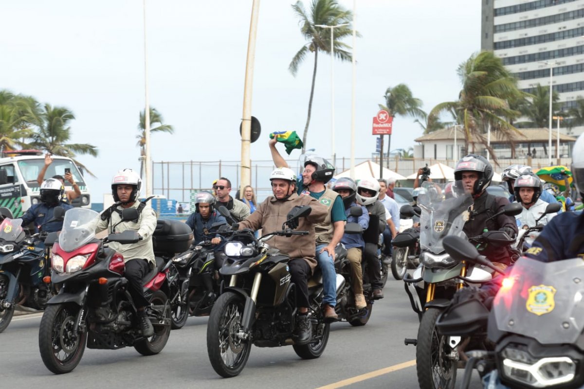 Vídeo: 'Continuaremos um país democrático e livre", diz Bolsonaro no Farol da Barra