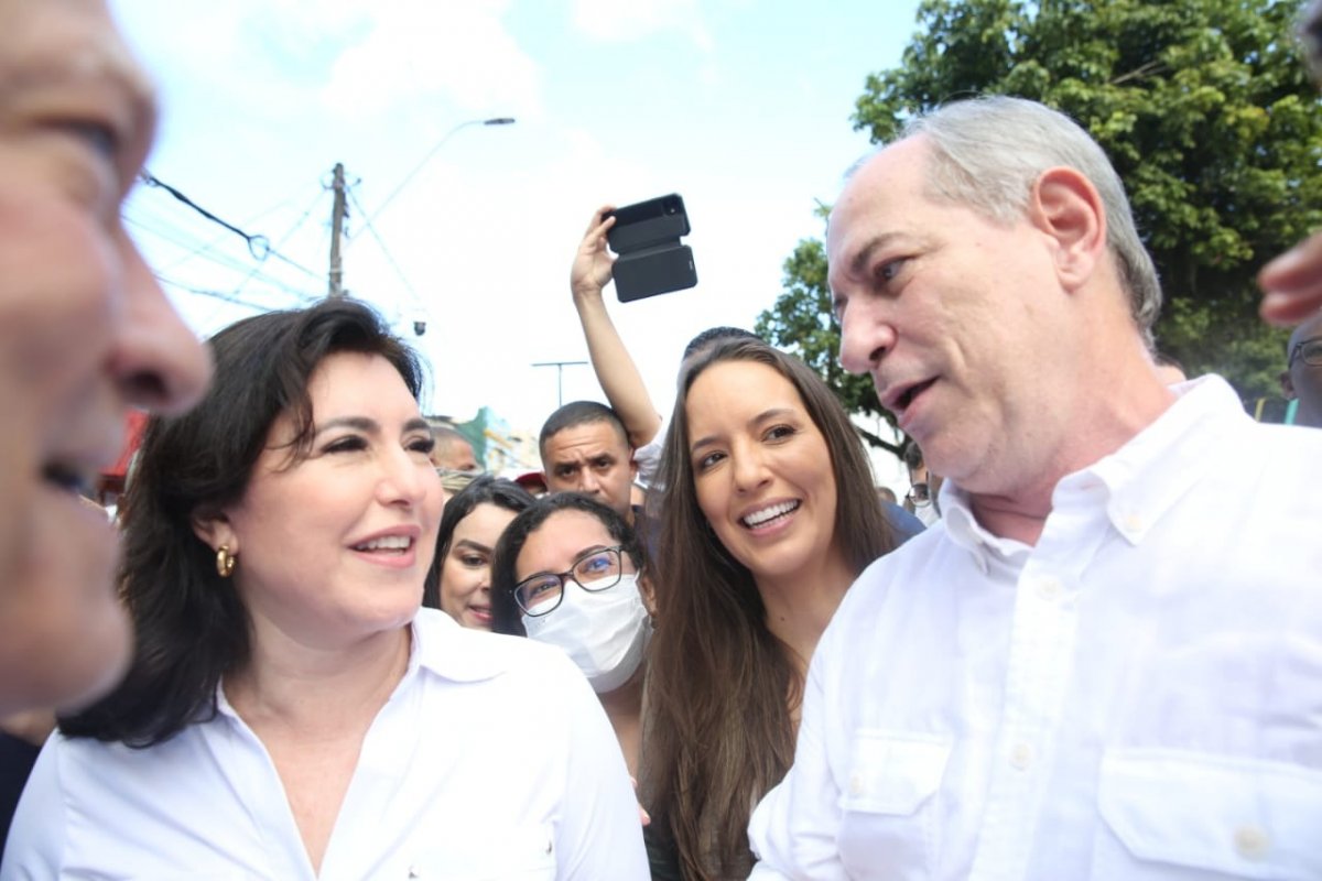 Tebet e Ciro se encontram durante ato em Salvador no Dois de Julho