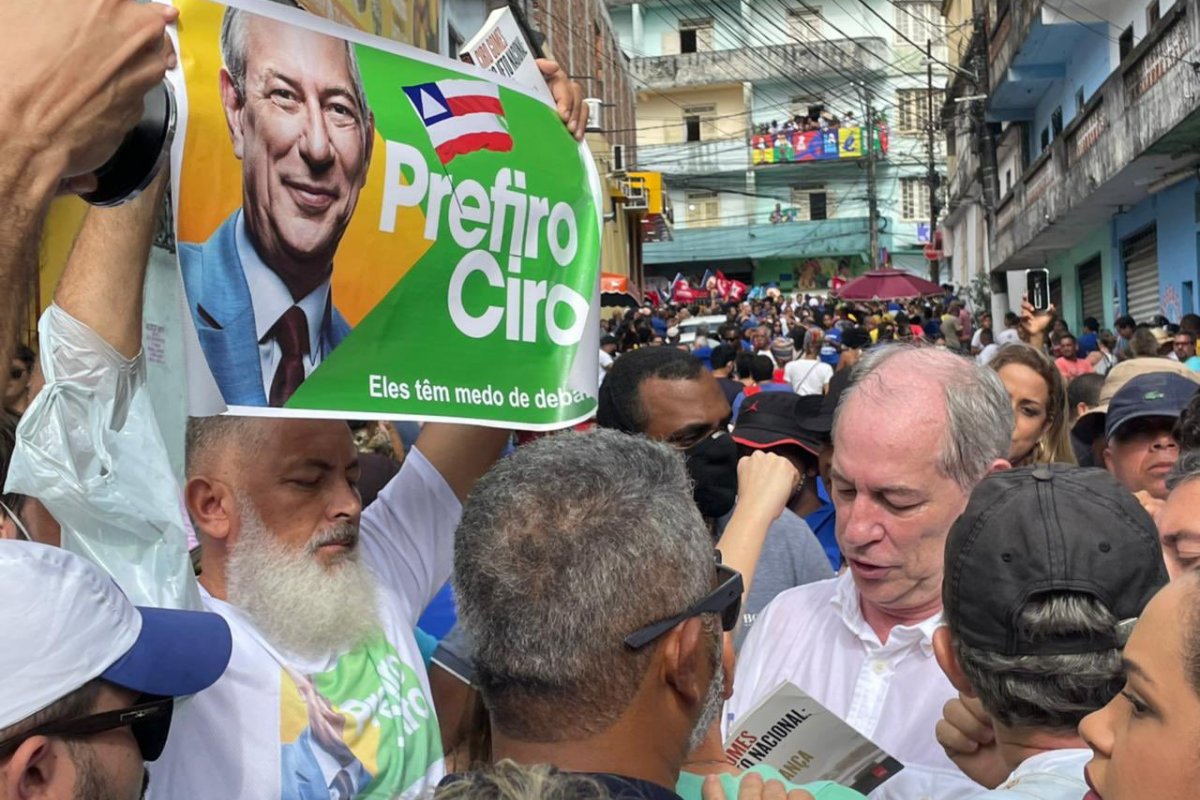 Dois de Julho: Ciro Gomes deixa desfile após torcer o pé