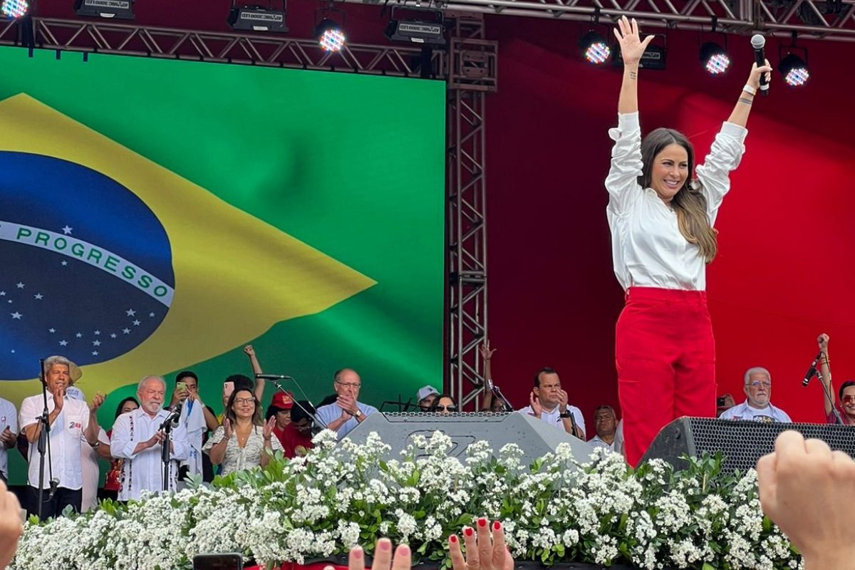 Alinne Rosa canta Hino Nacional em evento de Luiz Inácio Lula da Silva, na capital baiana!