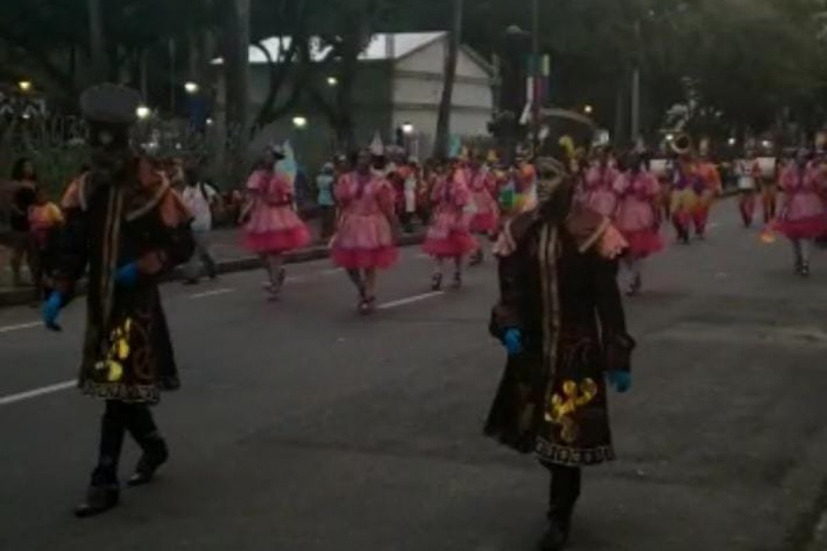 Vídeo: desfile com fanfarras encerra os festejos do Dois de Julho