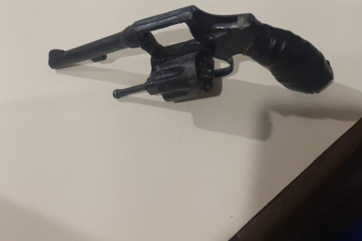 PM impede roubo e prende dois homens com revólver em Valença (BA)