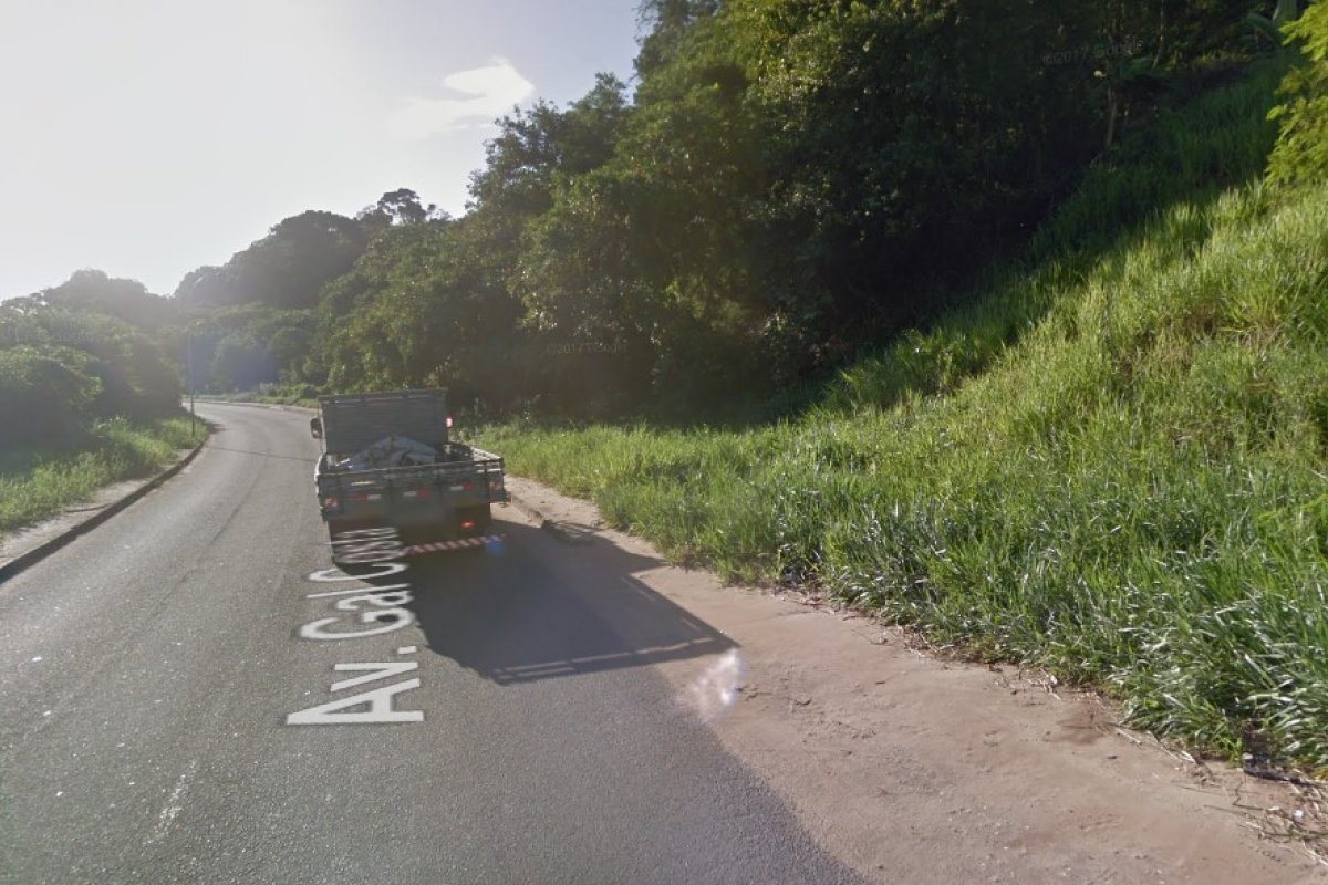 Carro cai em vala e pega fogo em Salvador