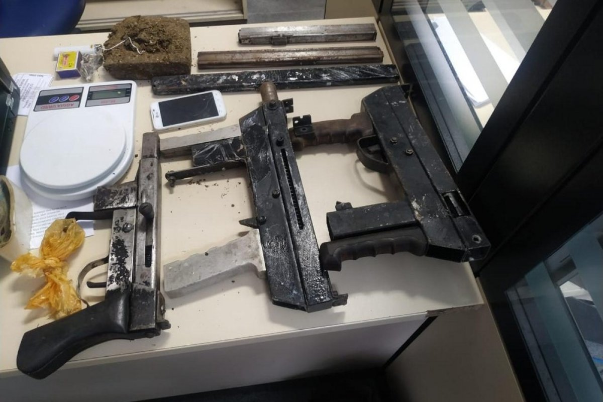 Submetralhadoras são encontradas em mochilas em Feira de Santana