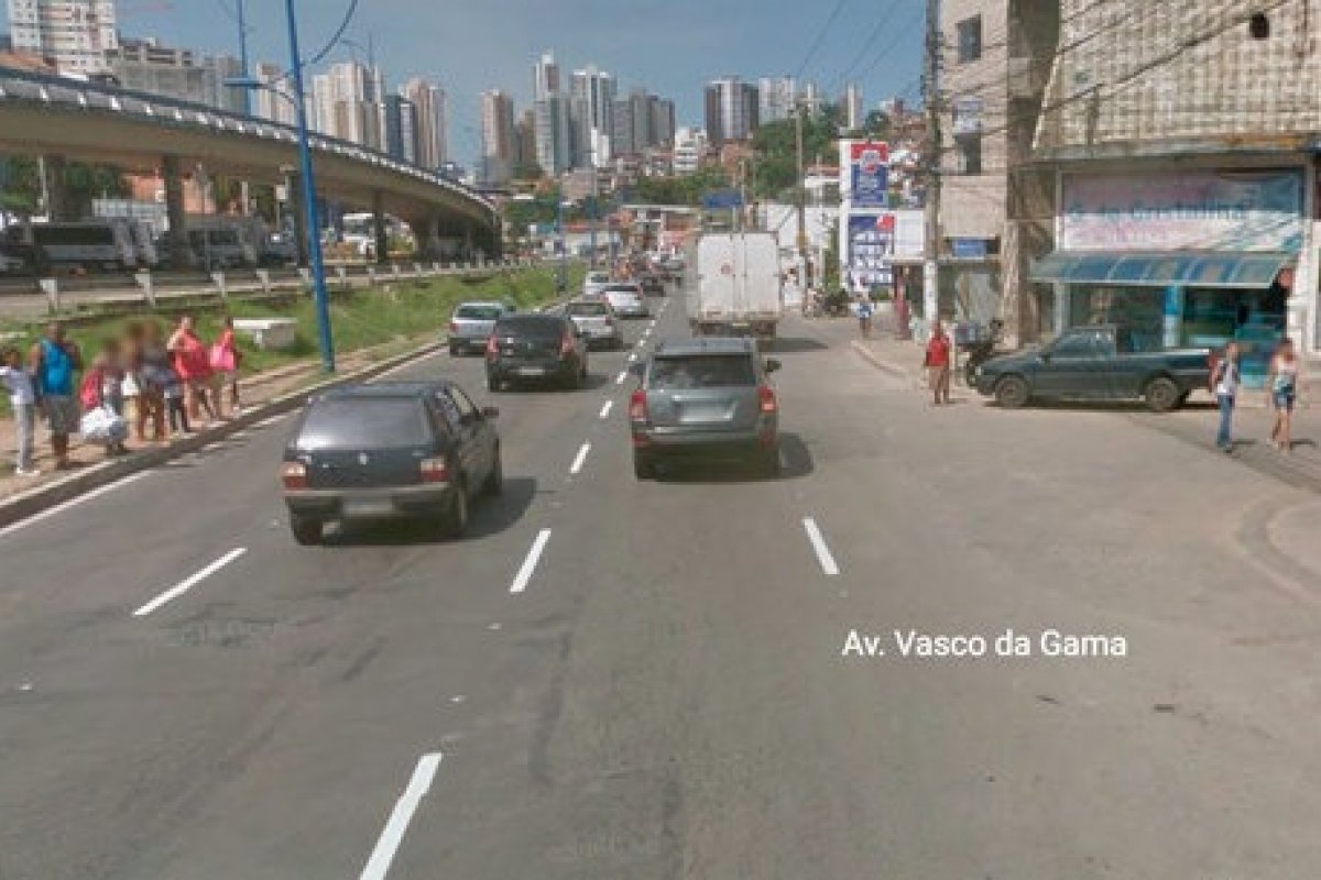 Carro bate em árvore e deixa três pessoas ficam feridas em Salvador